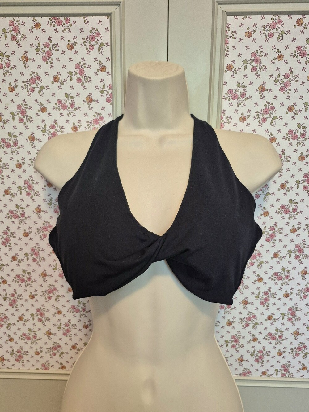 Fabletics Black Twist-Front Halter Sports Bra Size L